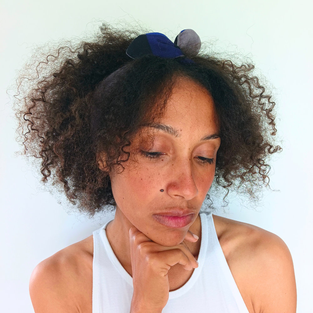 Coiffure avec bandeau cheveux mi longs de la marque écoresponsable La Machine à récup qui revalorise des tissus avec la participation d'ateliers solidaires.