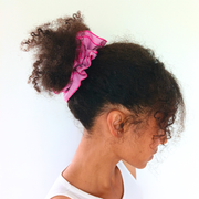 Coiffure cheveux crépus naturels par la marque écoresponsable La Machine à récup qui revalorise des tissus avec la participation d'ateliers solidaires.