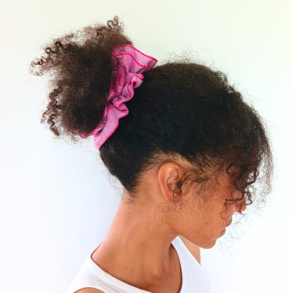 Coiffure cheveux crépus naturels par la marque écoresponsable La Machine à récup qui revalorise des tissus avec la participation d'ateliers solidaires.