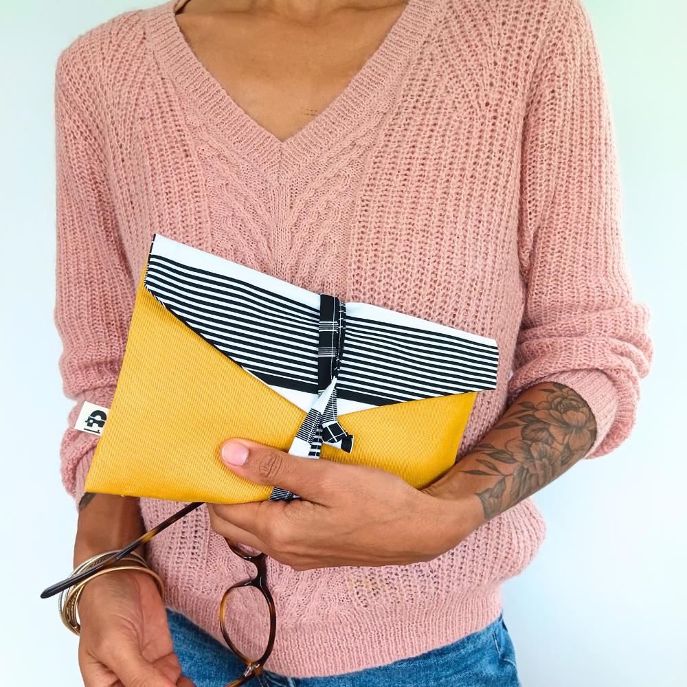 CORNÉLIA Pochette à livre, Jaune & Noire