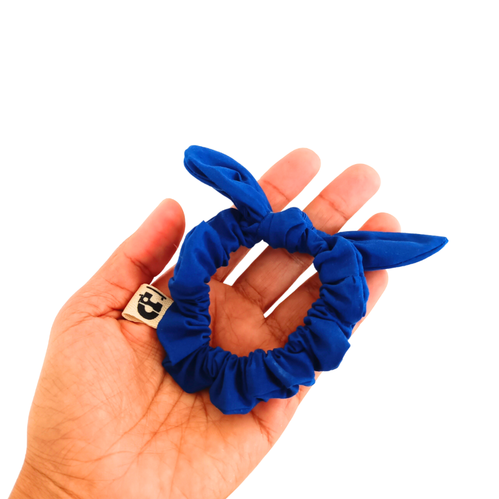 La petite déco de cheveux de la Machine à récup' est un accessoire conçu avec des tissus issus du réemploi et cousu avec la participation d'ateliers de couture solidaires en Sarthe