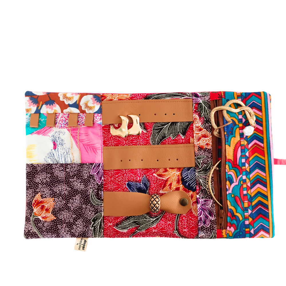 L'étui écoresponsable pour les bijoux de la Machine à récup' est un accessoire conçu avec des tissus issus du réemploi et cousu avec la participation d'ateliers de couture solidaires en Sarthe