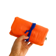 Etui en tissu pour bijoux de la marque écoresponsable La Machine à récup qui revalorise des tissus avec la participation d'ateliers solidaires.