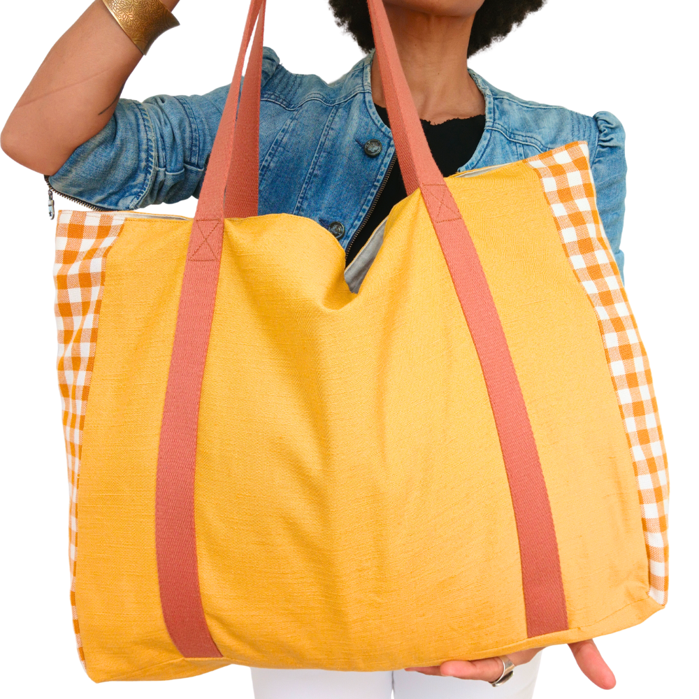 Le grand sac cabas en tissu pour femme de la Machine à récup' est un accessoire écoresponsable et éthique, taillé dans des tissus issus du réemploi  et cousu avec la participation d'ateliers de couture solidaires.