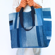 Grand sac cabas upcyclé de la marque écoresponsable La Machine à récup qui revalorise des tissus avec la participation d'ateliers solidaires.