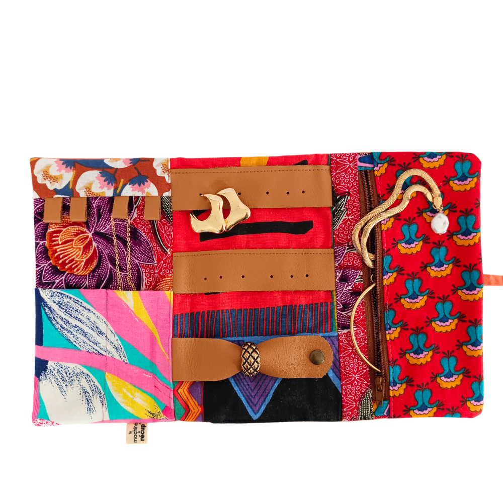 La grande pochette pour les bijoux de la Machine à récup' est un accessoire conçu avec des tissus issus du réemploi et cousu avec la participation d'ateliers de couture solidaires en Sarthe