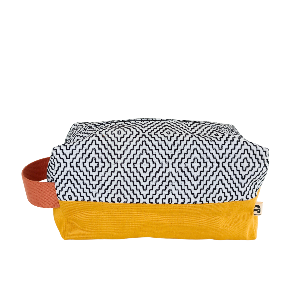 La grande trousse de toilette femme tendance de la Machine à récup, est un accessoire conçu avec des tissus revalorisés et la participation d'ateliers de couture en ESAT et en chantier d'insertion.