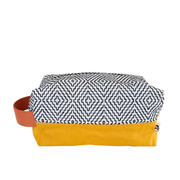 La grande trousse de toilette femme tendance de la Machine à récup, est un accessoire conçu avec des tissus revalorisés et la participation d'ateliers de couture en ESAT et en chantier d'insertion.