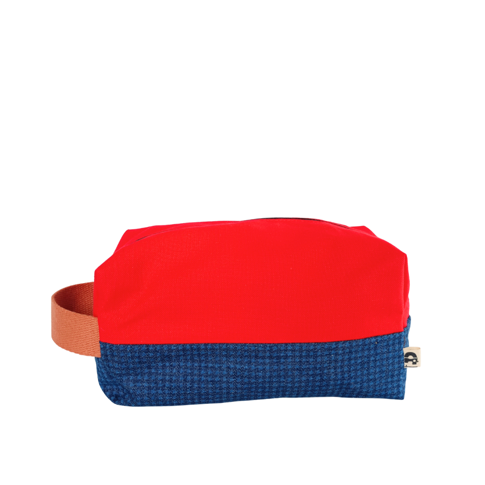 La grande trousse de toilettede la Machine à récup, est un accessoire conçu avec des tissus revalorisés et la participation d'ateliers de couture en ESAT et en chantier d'insertion.