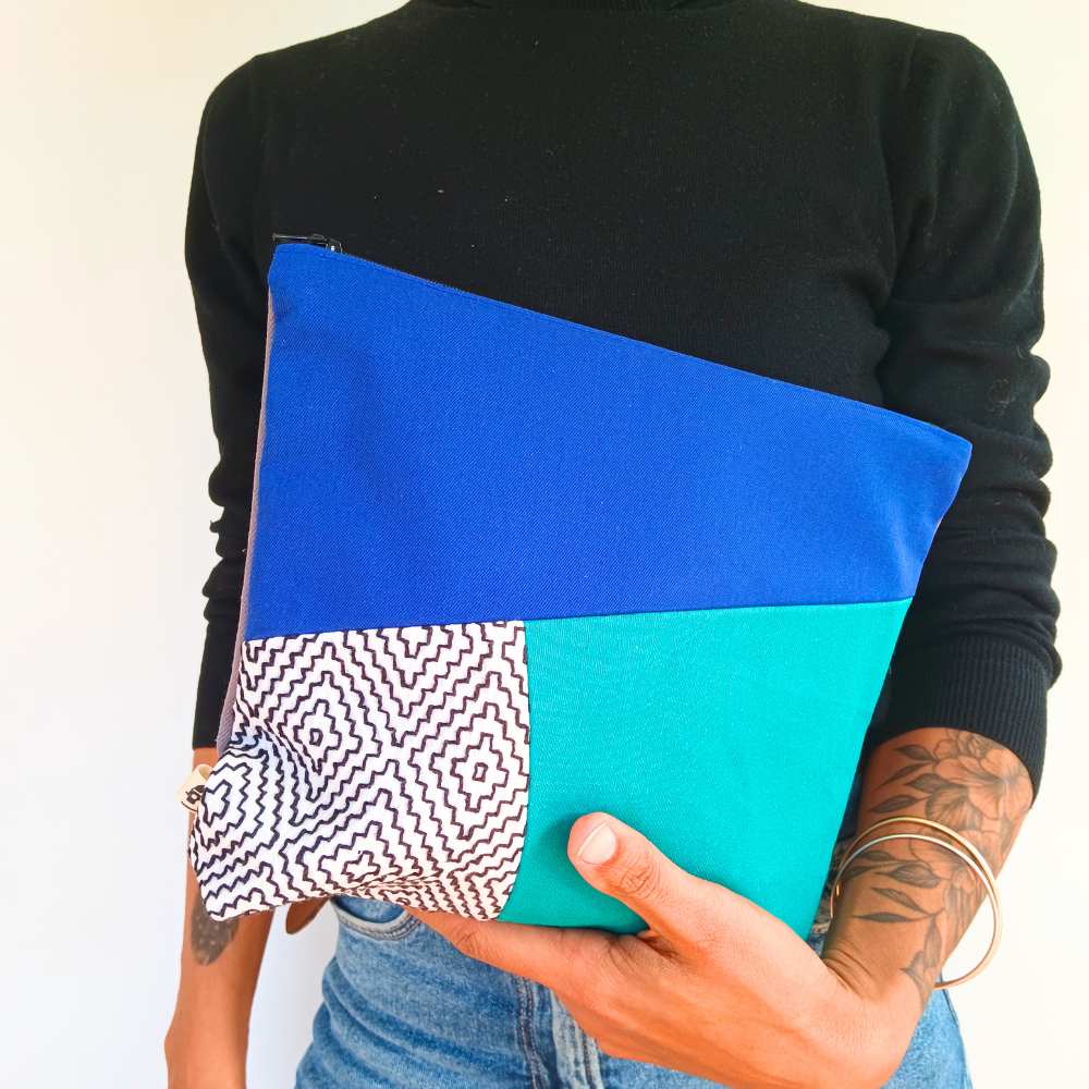 La grande trousse fabriquée en France de la Machine à récup, est un accessoire conçu avec des tissus revalorisés et la participation d'ateliers de couture en ESAT et en chantier d'insertion.