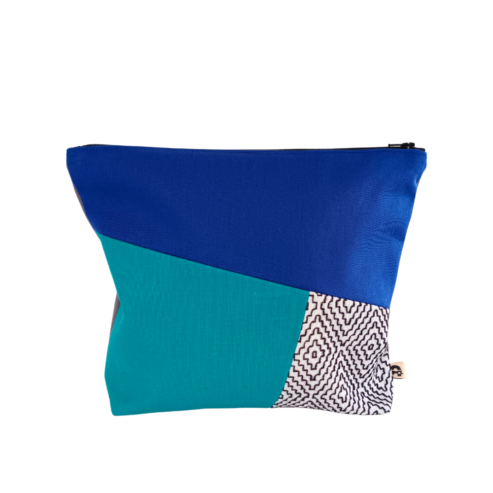 La trousse made in France de la Machine à récup, est un accessoire conçu avec des tissus revalorisés et la participation d'ateliers de couture en ESAT et en chantier d'insertion.