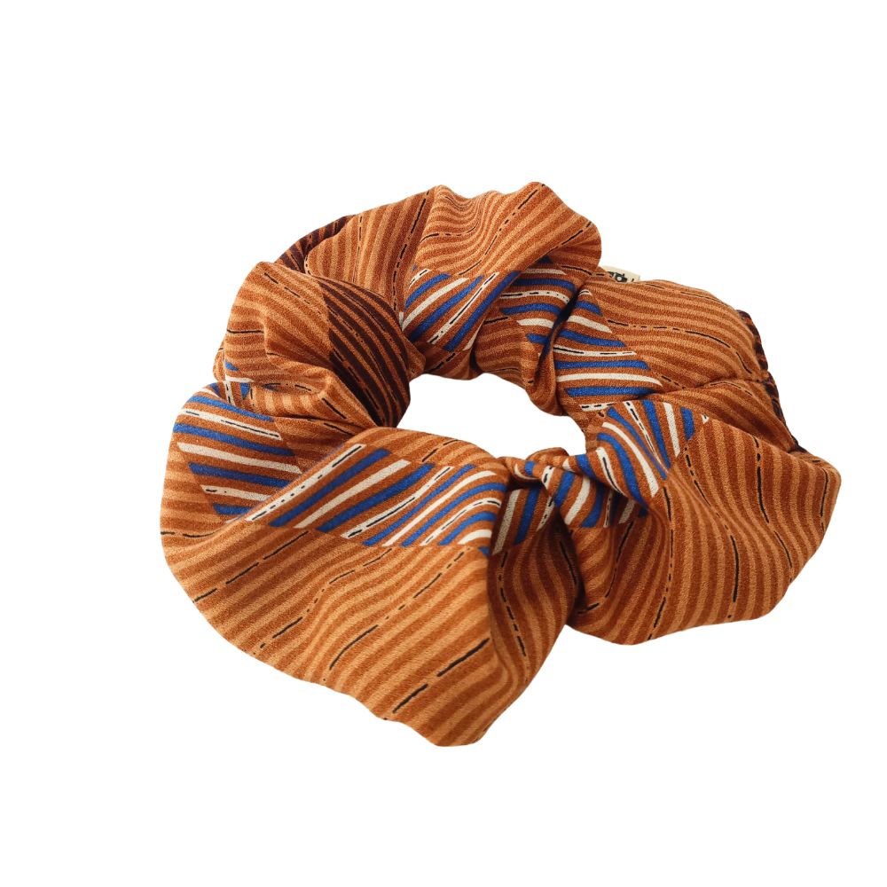 le gros chouchou pour cheveux  de la Machine à récup' est un accessoire taillé dans des tissus revalorisés et conçu avec  la participation d'ateliers de couture solidaires