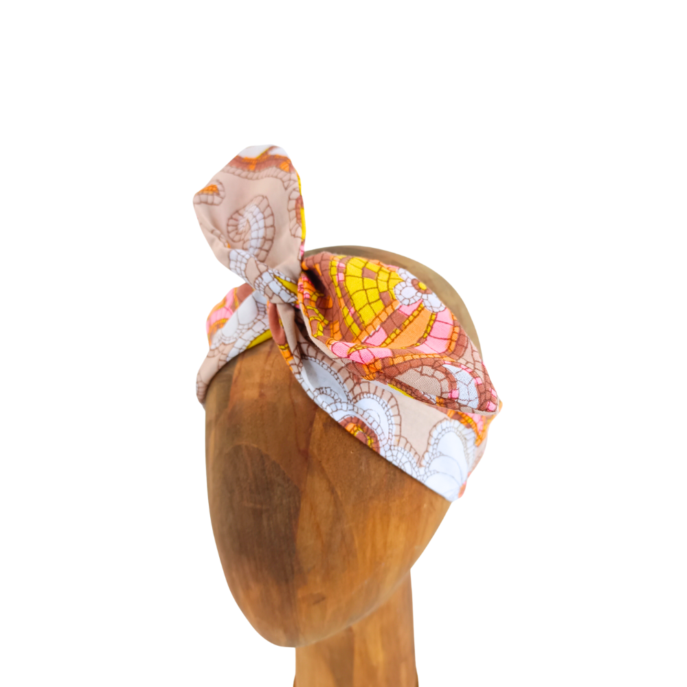 La Machine à récup' propose des accessoires écoresponsables et upcyclés cousus avec la participation d'ateliers de couture solidaires, comme ce headband armature femme