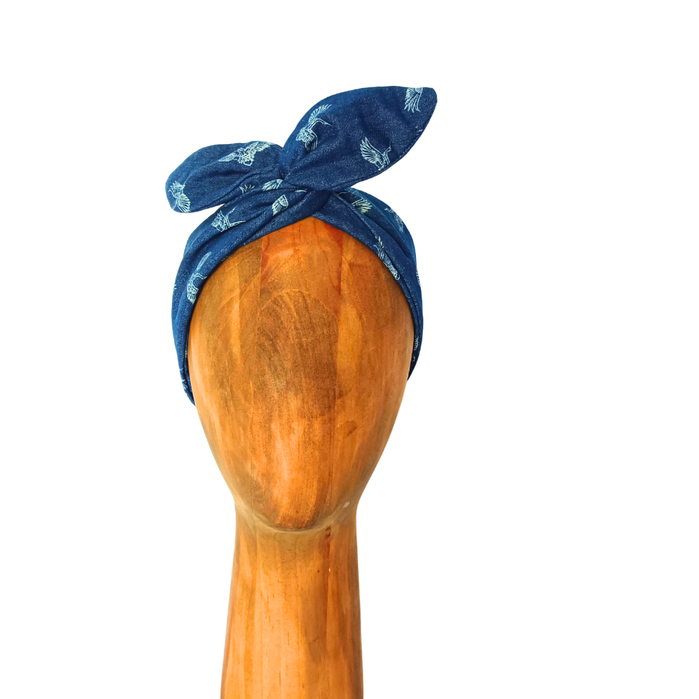 headband bleu avec armature métal et taillé dans des tissus issus du réemploi pour une mode plus écoresponsable