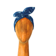 headband bleu avec armature métal et taillé dans des tissus issus du réemploi pour une mode plus écoresponsable