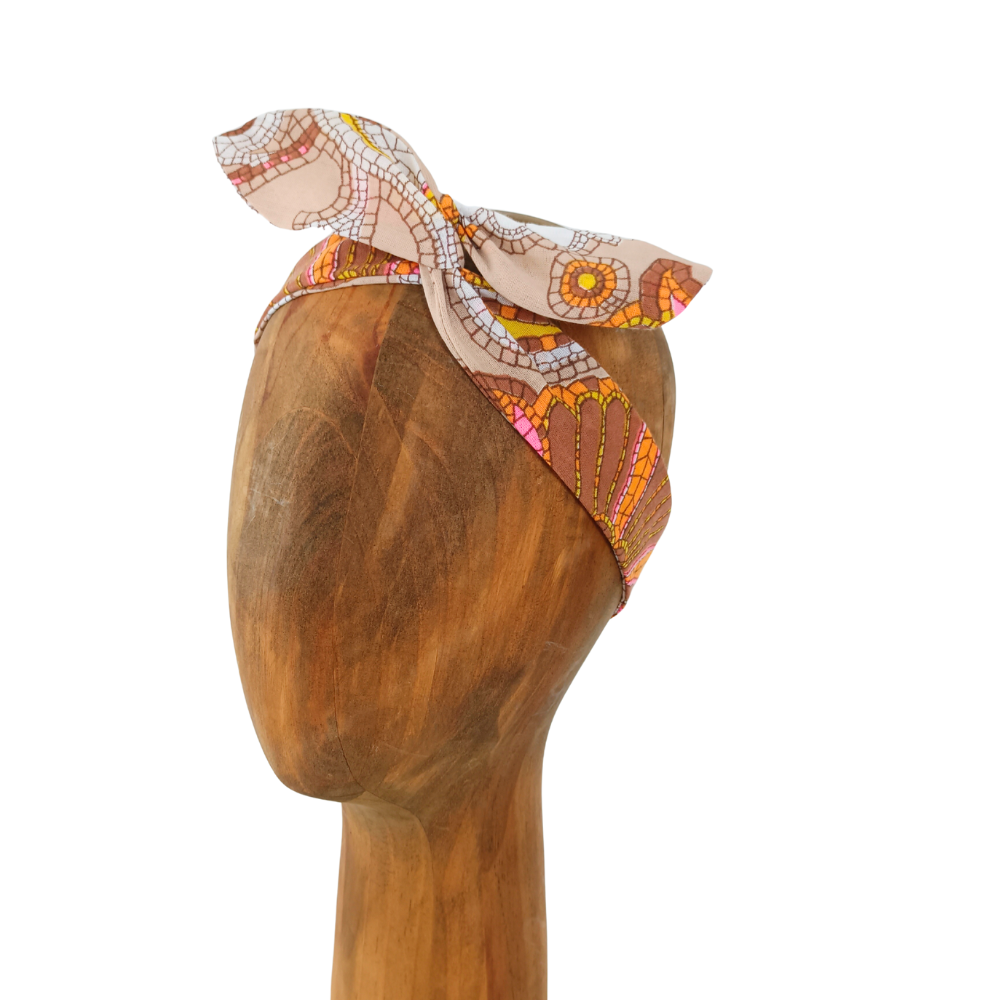 L'accessoire headband rigide de la Machine à récup' est un accessoire écoresponsable et éthique, taillé dans des tissus issus du réemploi  et cousu avec la participation d'ateliers de couture solidaires.