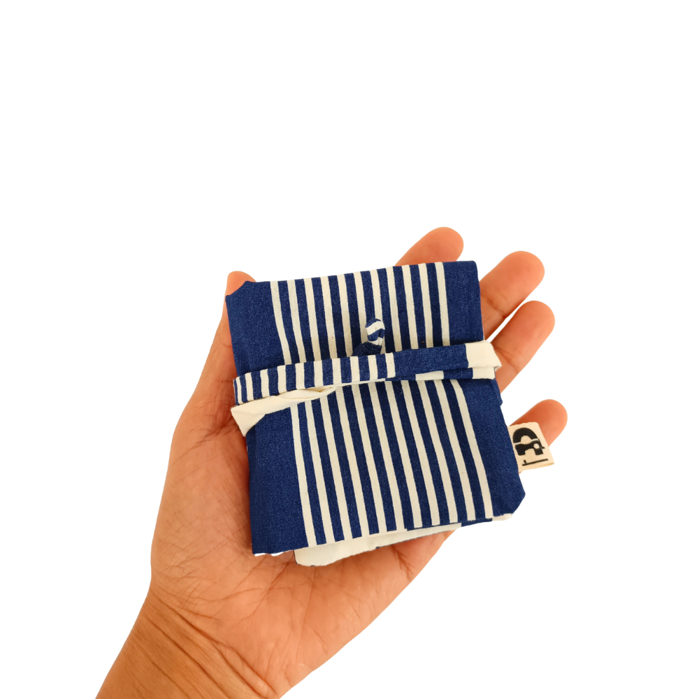 Le housse pour bijoux de la Machine à récup' est un accessoire conçu avec des tissus issus du réemploi et cousu avec la participation d'ateliers de couture solidaires en Sarthe