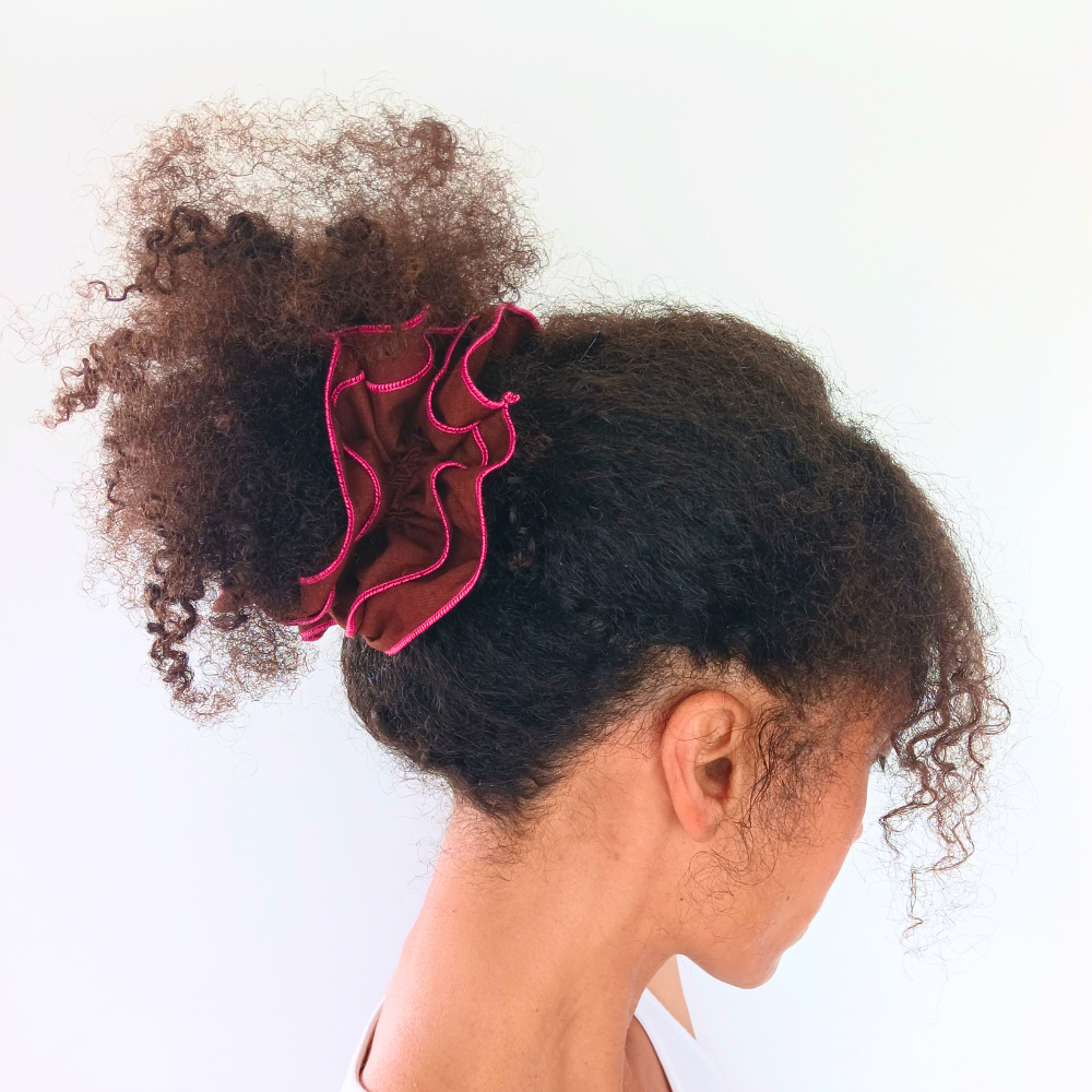 Idées coiffure cheveux frisés par la marque écoresponsable La Machine à récup qui revalorise des tissus avec la participation d'ateliers solidaires.