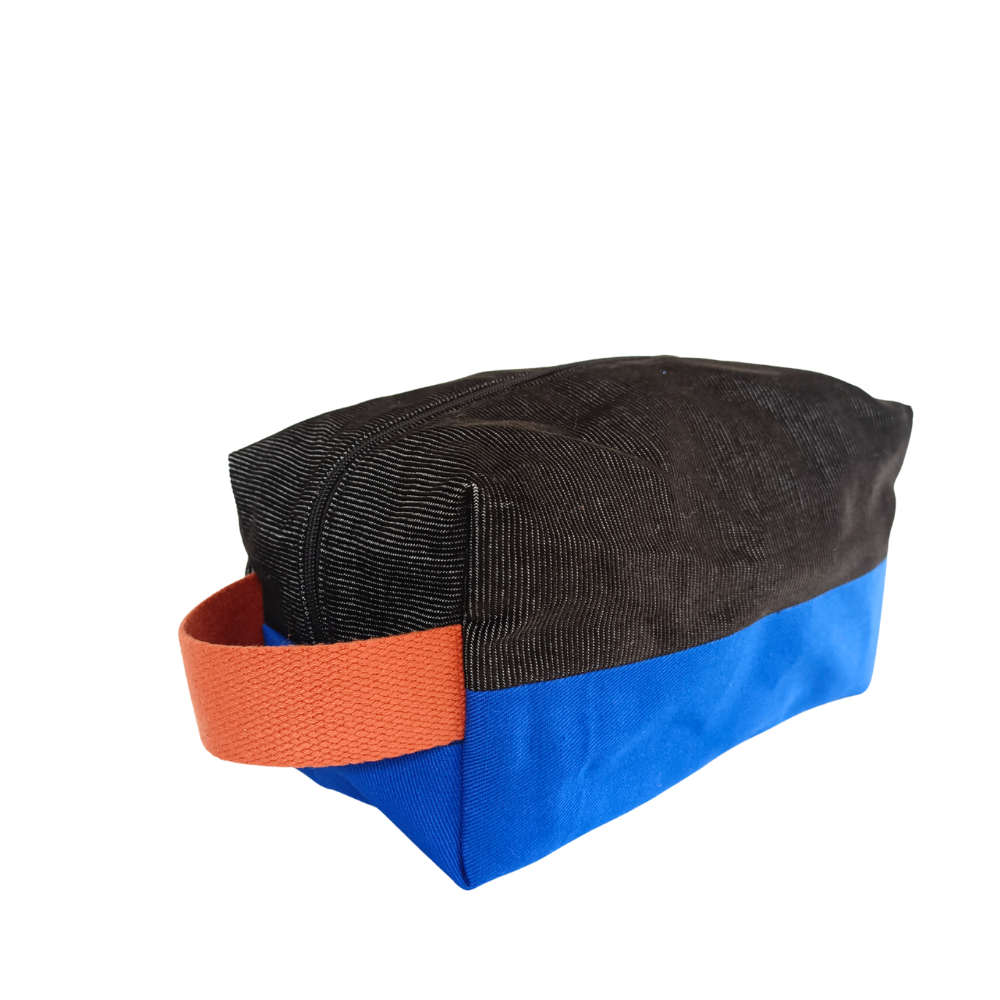 La jolie trousse de toilette femme de la Machine à récup, est un accessoire conçu avec des tissus revalorisés et la participation d'ateliers de couture en ESAT et en chantier d'insertion.