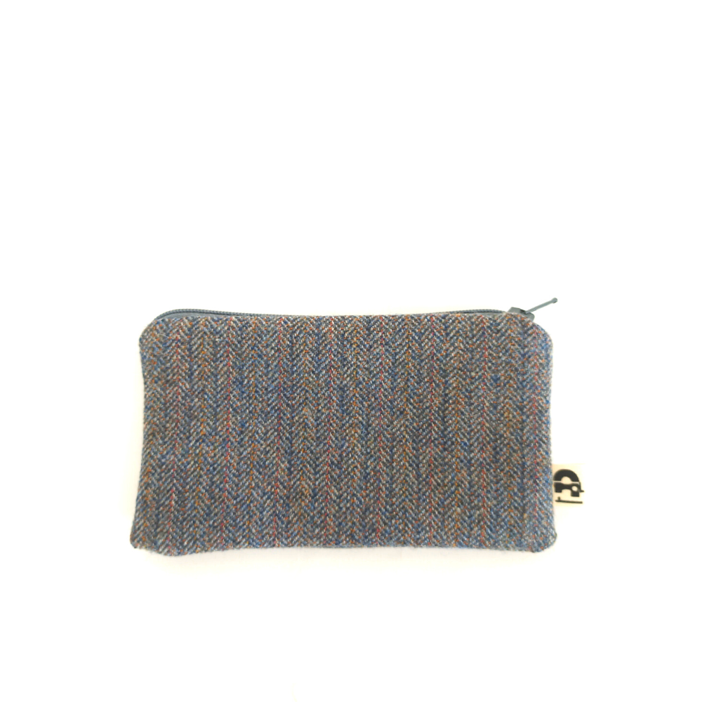 Petite pochette upcyclée, petite trousse, porte monnaie, porte cartes, micro pochette, production upcycling, fabriquée en France avec des tissus issus du réemploi, pochette issu de tissus revalorisés, pochette de rangement, trousse de rangement , trousse upcyclée, pochette écoresponsable, accessoire upcyclé, pochette issue de tissus revalorisés