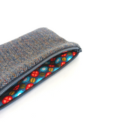 Petite pochette upcyclée, petite trousse, porte monnaie, porte cartes, micro pochette, production upcycling, fabriquée en France avec des tissus issus du réemploi, pochette issu de tissus revalorisés, pochette de rangement, trousse de rangement , trousse upcyclée, pochette écoresponsable, accessoire upcyclé, pochette issue de tissus revalorisés