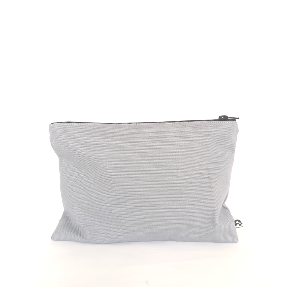 Pochette en tissu 100% upcyclé, pour donner une seconde vie aux textiles,  pour des accessoires mode plus éco responsables. Fabriquée artisanalement en France 