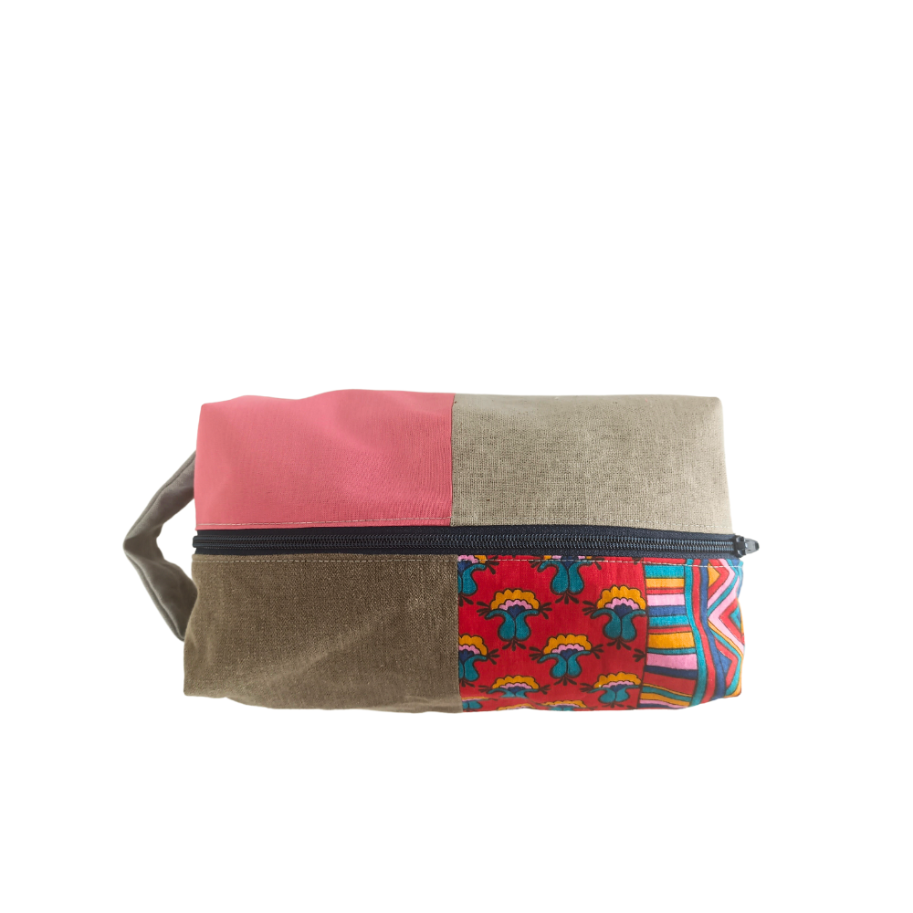 Accessoire upcyclé coloré, pochette de rangement, sac à main , trousse upcyclée, accessoire écoresponsable, sac surcyclé, accessoire upcyclé, accessoire mode, production upcycling, fabriquée en France avec des tissus issus du réemploi, pochette upcyclée colorée, pochette de rangement, trousse de rangement , trousse upcyclée, pochette issue de tissus revalorisés