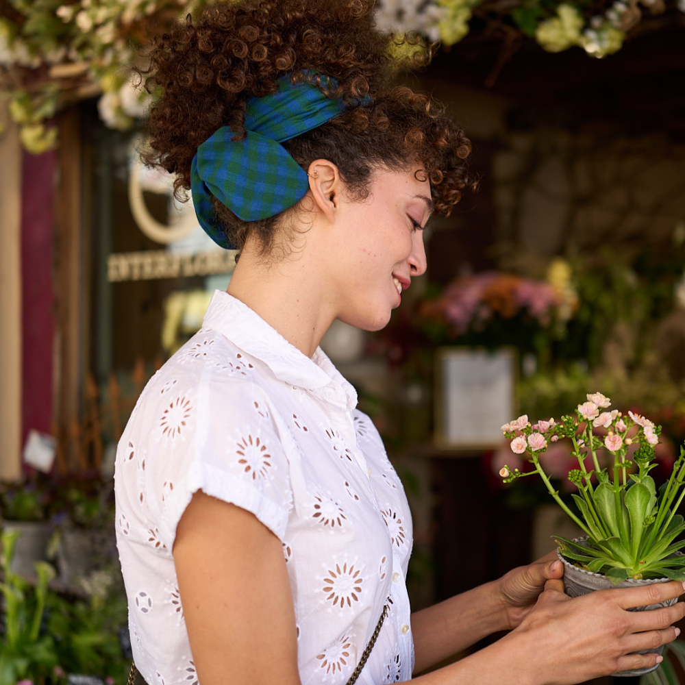 la machine à récup' propose des accessoires comme ce maxi bandeau magique pour femme conçus dans des tissus revalorisés avec la participation d'ateliers de couture solidaires