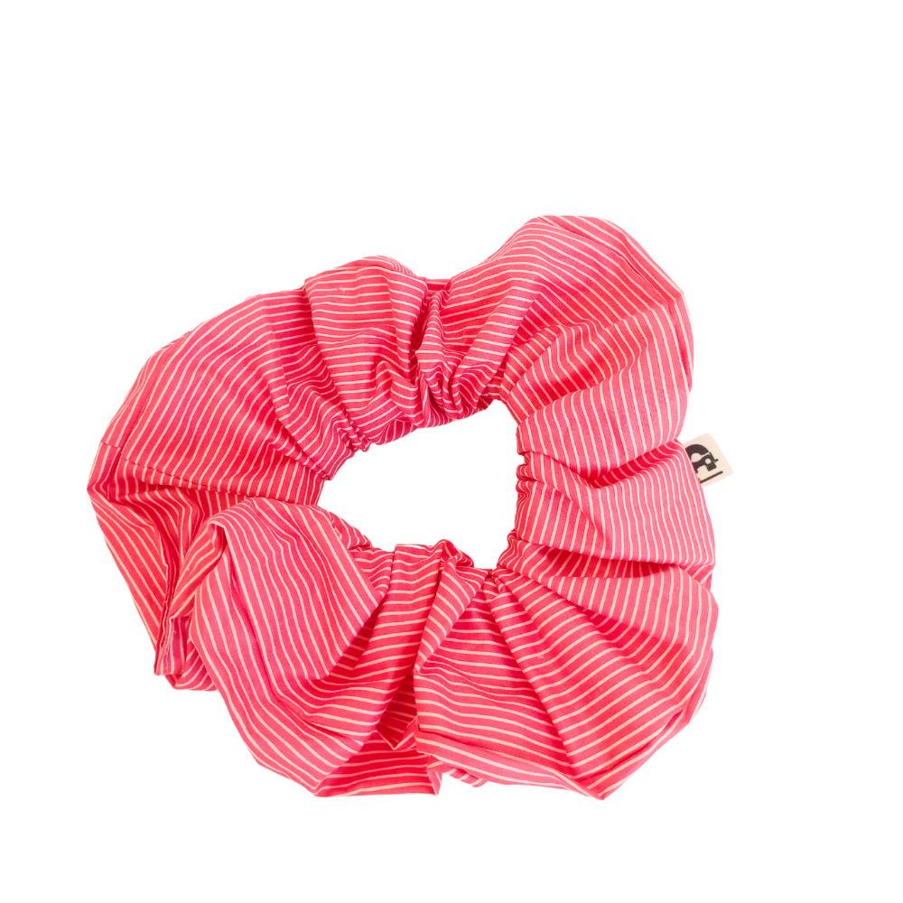 le maxi chouchou cheveux de la Machine à récup' est un accessoire taillé dans des tissus revalorisés et conçu avec  la participation d'ateliers de couture solidaires