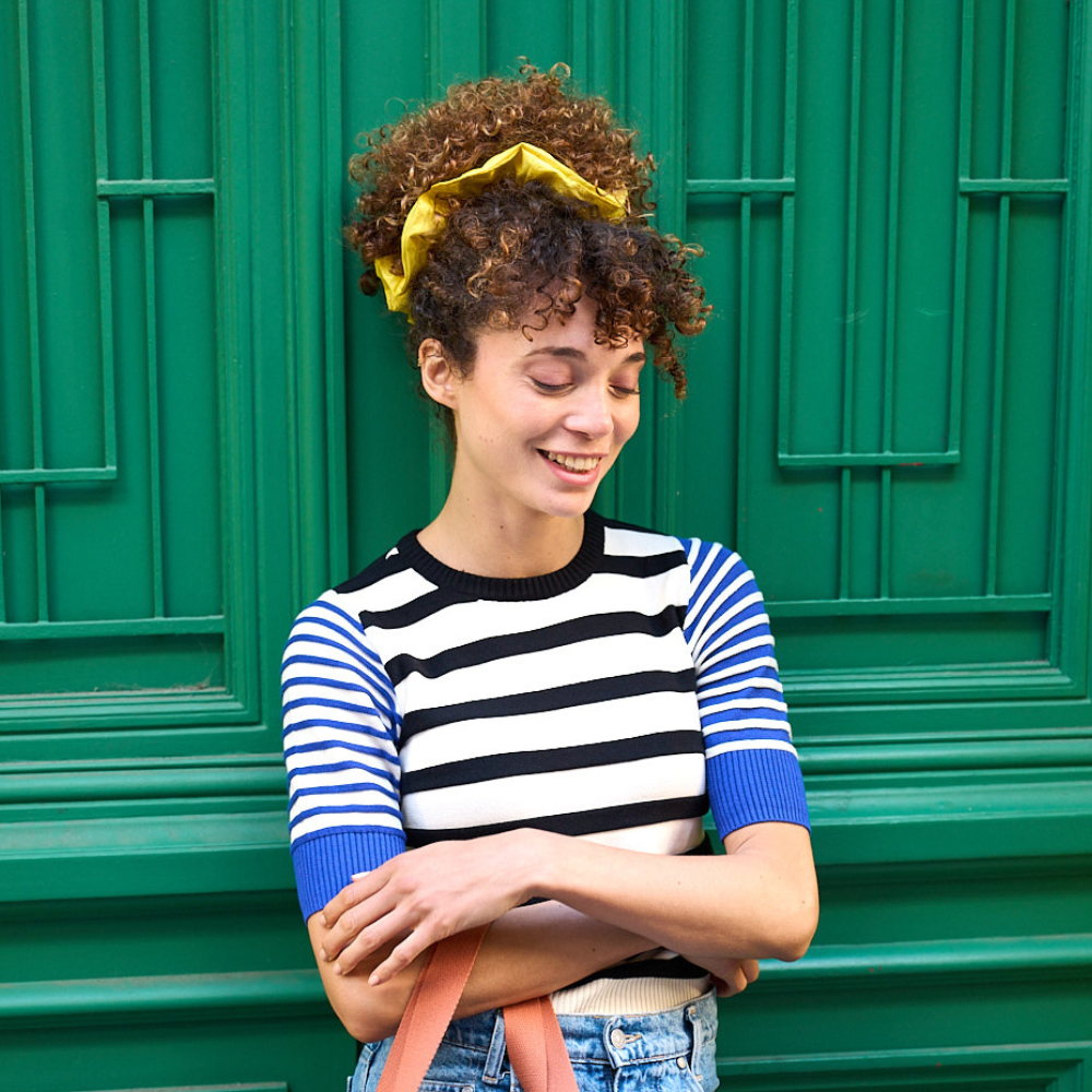 la machine à récup' propose des accessoires comme ce maxi chouchou jaune conçu dans des tissus revalorisés avec la participation d'ateliers de couture solidaires