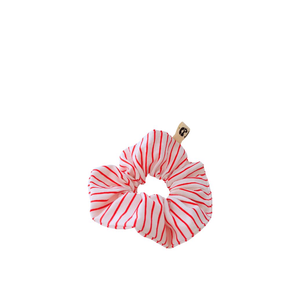 Le mini chouchou de la Machine à récup' est un accessoire conçu avec des tissus issus du réemploi et cousu avec la participation d'ateliers de couture solidaires en Sarthe