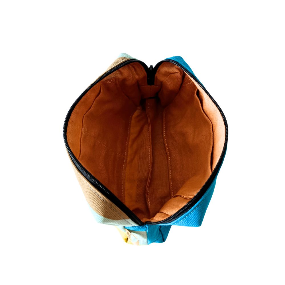 Mini pochette colorée de La Machine à récup' qui revalorise des tissus dans une démarche d'upcycling avec la participation d'ateliers de couture solidaires