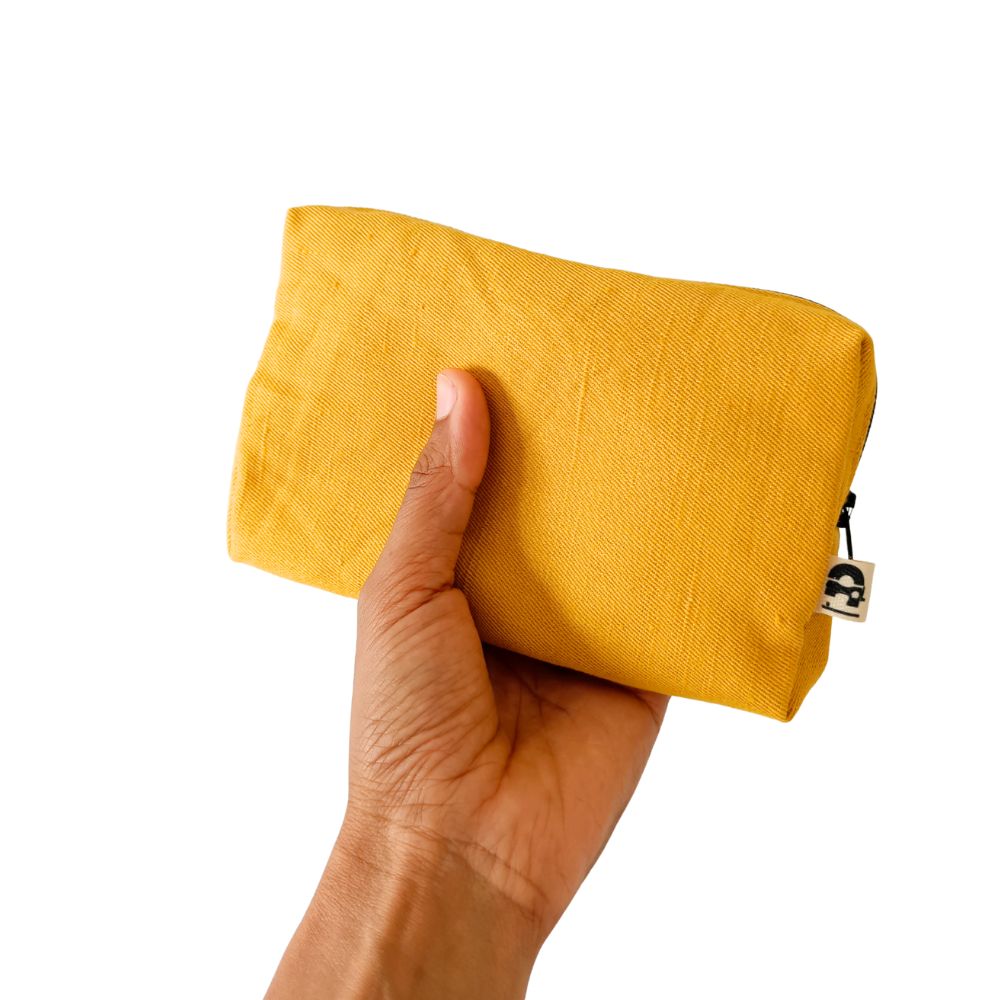mini pochette jaune, écoconçue par La machine à récup' marque engagée dans la revalorisation des tissus avec la participation d'ateliers de couture solidaires