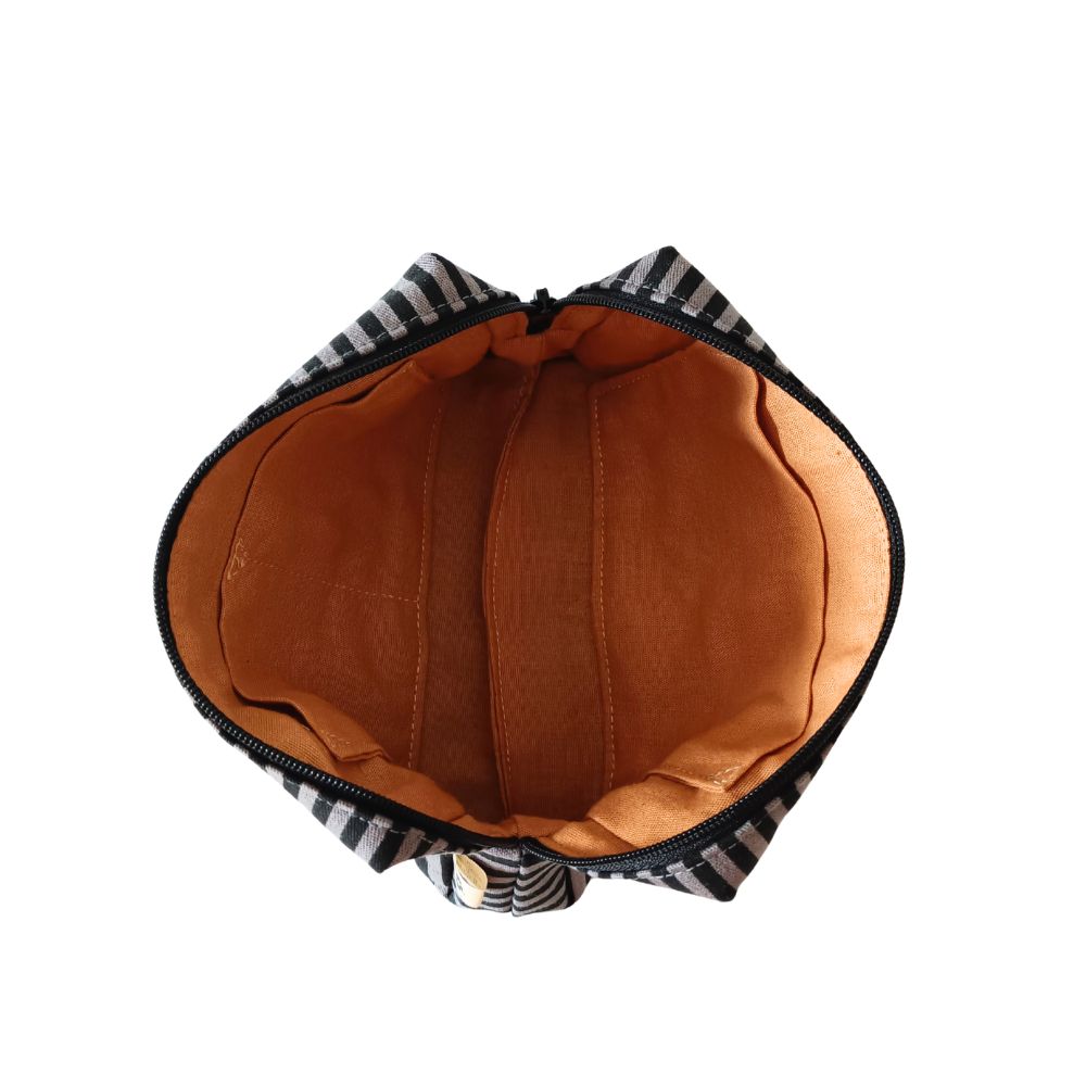 mini pochette  noire de la marque écoresponsable La Machine à récup' qui revalorise des tissus avec la participation d'ateliers de couture solidaires en Sarthe