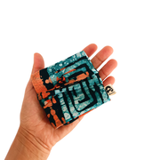 La mini pochette pour les bijoux de la Machine à récup' est un accessoire conçu avec des tissus issus du réemploi et cousu avec la participation d'ateliers de couture solidaires en Sarthe