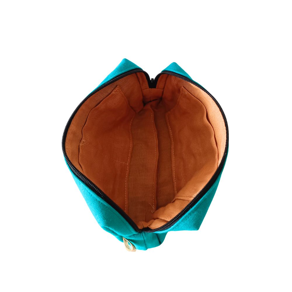mini pochette verte écoconçue par La machine à récup' marque engagée dans le réemploi des textiles avec la participation d'ateliers de couture solidaires