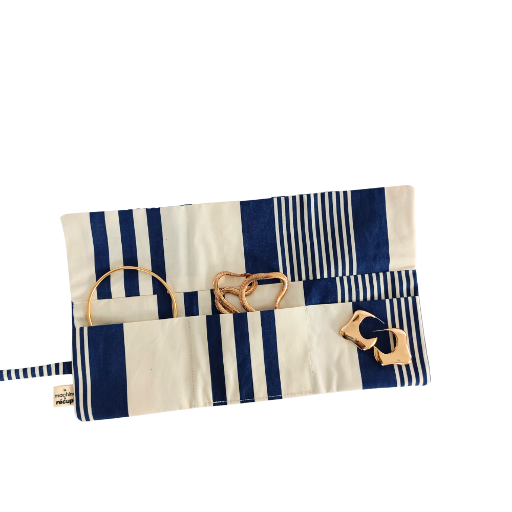 Le mini rangement à bijoux en tissu de la Machine à récup' est un accessoire conçu avec des tissus issus du réemploi et cousu avec la participation d'ateliers de couture solidaires en Sarthe