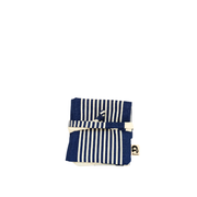 La mini trousse à bijoux de voyage de la Machine à récup' est un accessoire conçu avec des tissus issus du réemploi et cousu avec la participation d'ateliers de couture solidaires en Sarthe