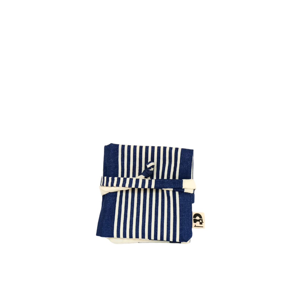 La mini trousse à bijoux de voyage de la Machine à récup' est un accessoire conçu avec des tissus issus du réemploi et cousu avec la participation d'ateliers de couture solidaires en Sarthe