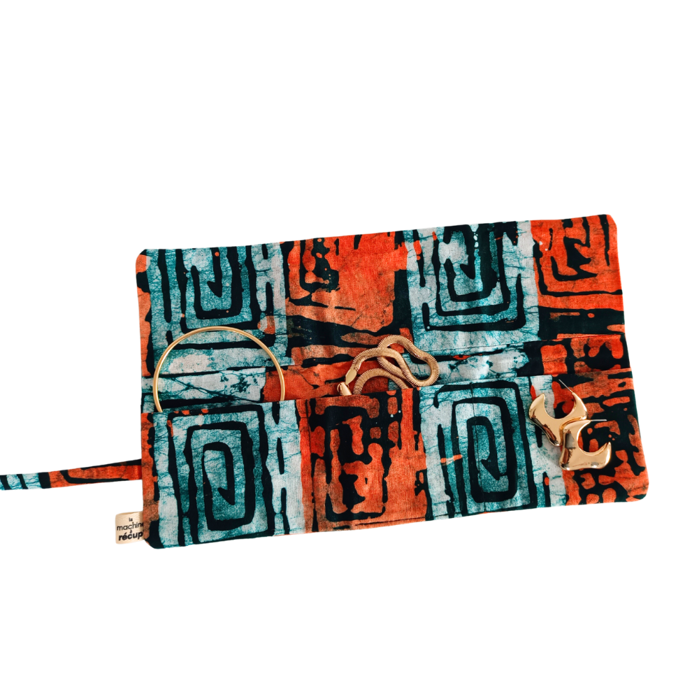 La mini trousse de voyage pour les bijoux de la Machine à récup' est un accessoire conçu avec des tissus issus du réemploi et cousu avec la participation d'ateliers de couture solidaires en Sarthe