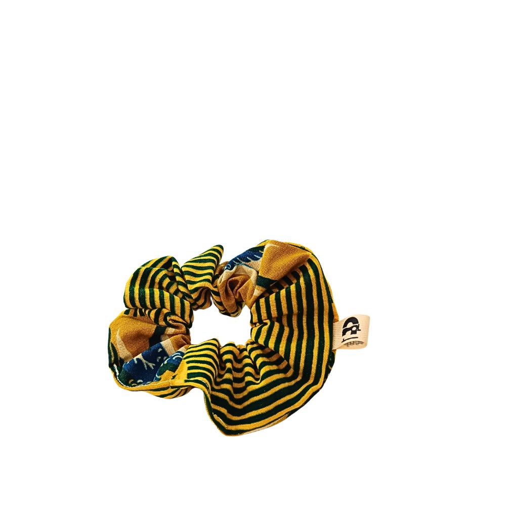 Le mini chouchou wax de la Machine à récup' est un accessoire conçu avec des tissus issus du réemploi et cousu avec la participation d'ateliers de couture solidaires en Sarthe