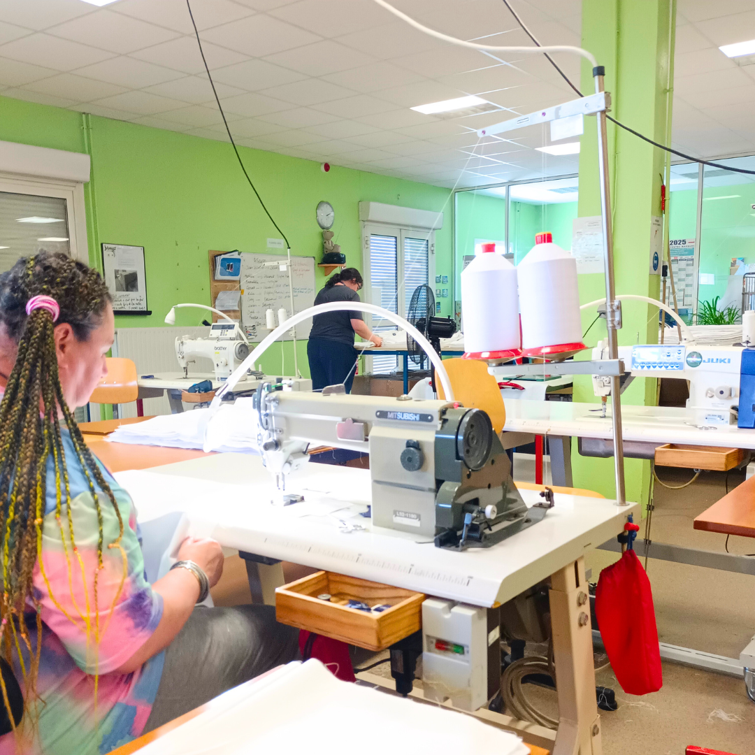 la machineà récup' fabrique des accessoires de mode éthique et solidaire avec la participation d'atelier de couture solidaire en ESAT et en chantier d'insertion