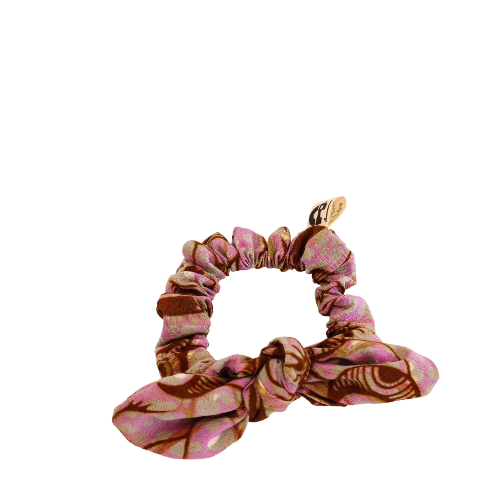 Le nœud pour cheveux de la Machine à récup' est un accessoire conçu avec des tissus issus du réemploi et cousu avec la participation d'ateliers de couture solidaires en Sarthe