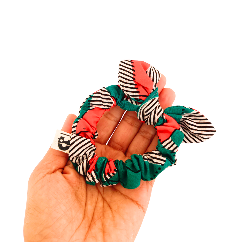 Le nœud pour les cheveux de la Machine à récup' est un accessoire conçu avec des tissus issus du réemploi et cousu avec la participation d'ateliers de couture solidaires en Sarthe