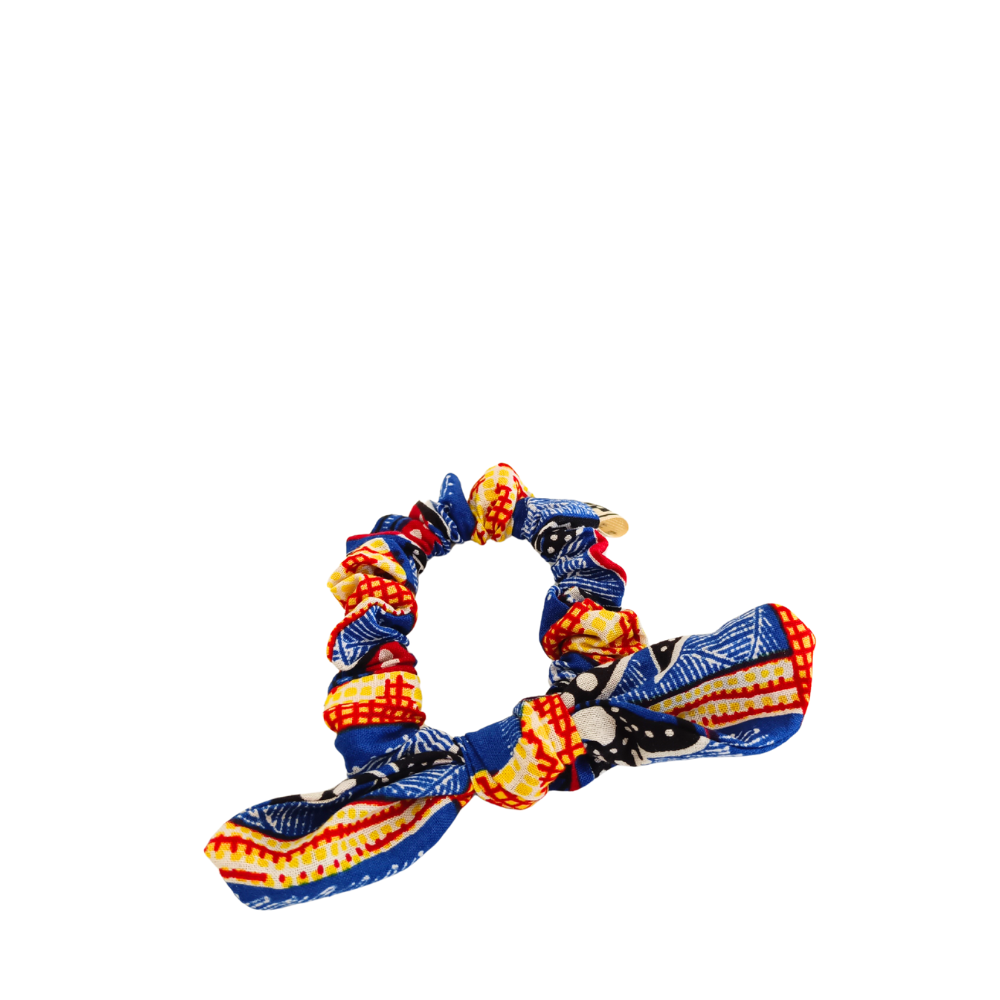 Le petit accessoire cheveux de la Machine à récup' est un accessoire conçu avec des tissus issus du réemploi et cousu avec la participation d'ateliers de couture solidaires en Sarthe