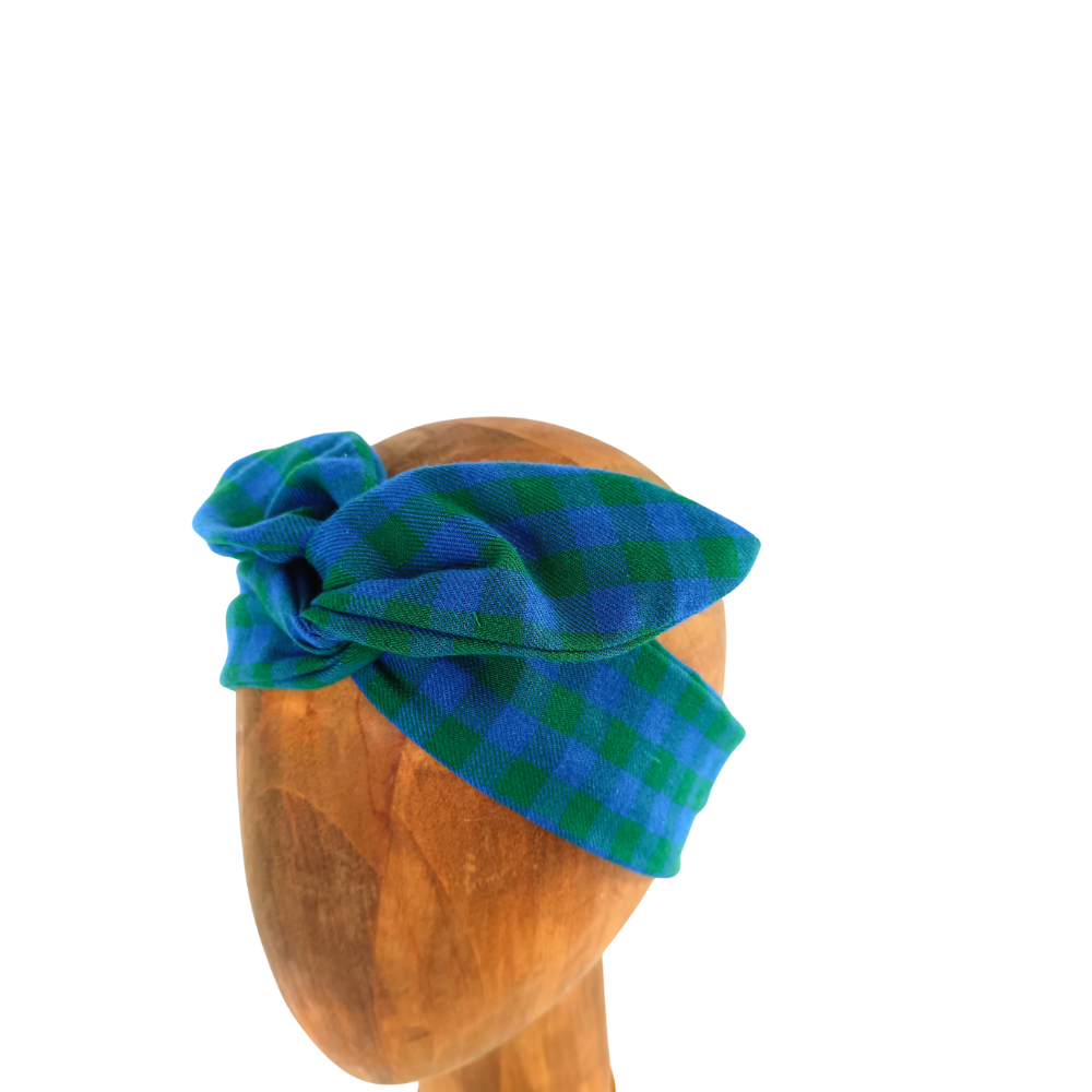 Le bandeau de tête pour femme de la Machine à récup' est un accessoire écoresponsable et éthique, taillé dans des tissus issus du réemploi  et cousu avec la participation d'ateliers de couture solidaires.