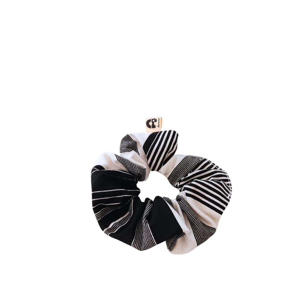 Le petit chouchou artisanal de la machine à récup' est un accessoire conçu avec des tissus issus du réemploi et cousu avec la participation d'ateliers de couture solidaires en Sarthe