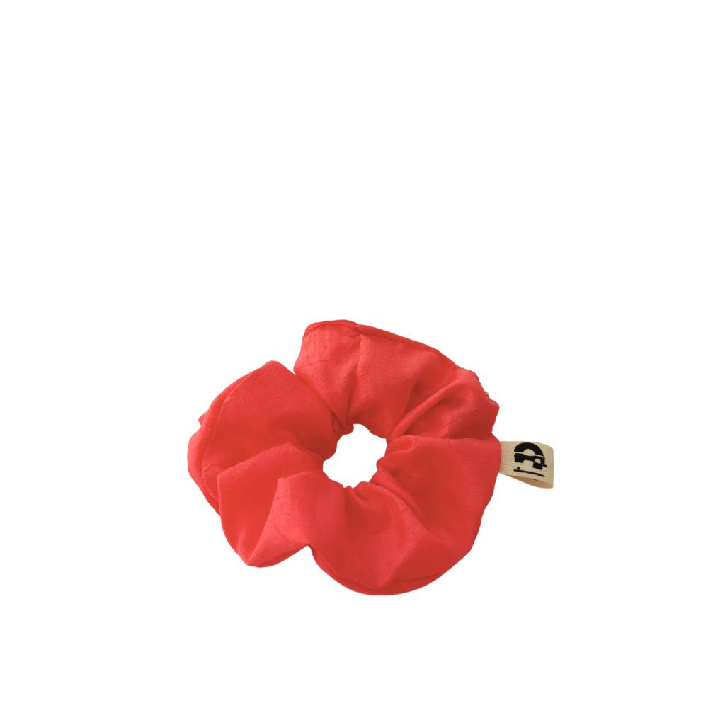 Le petit chouchou orange de la Machine à récup' est un accessoire conçu avec des tissus issus du réemploi et cousu avec la participation d'ateliers de couture solidaires en Sarthe