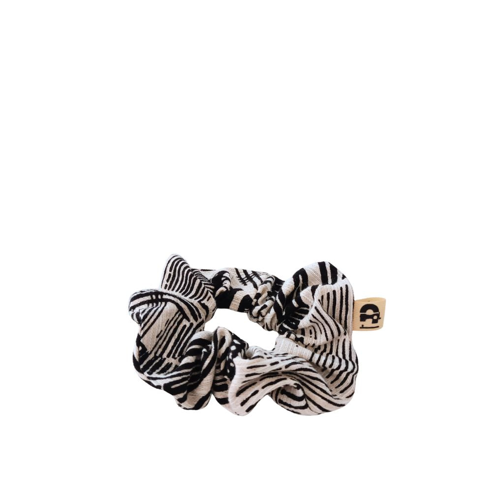 Le petit chouchou de la Machine à récup' est un accessoire conçu avec des tissus issus du réemploi et cousu avec la participation d'ateliers de couture solidaires en Sarthe