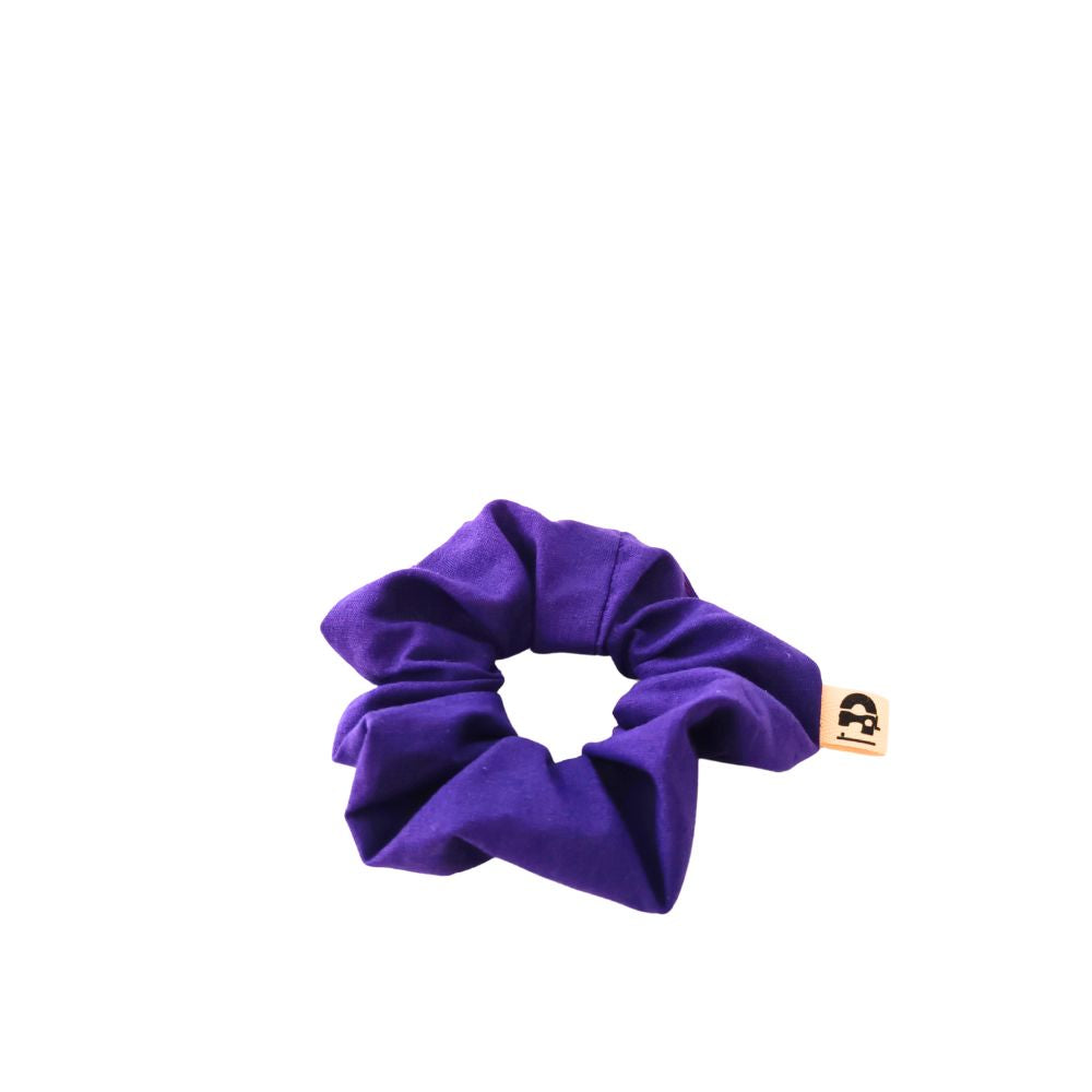 Le petit élastique cheveux de la Machine à récup' est un accessoire conçu avec des tissus issus du réemploi et cousu avec la participation d'ateliers de couture solidaires en Sarthe